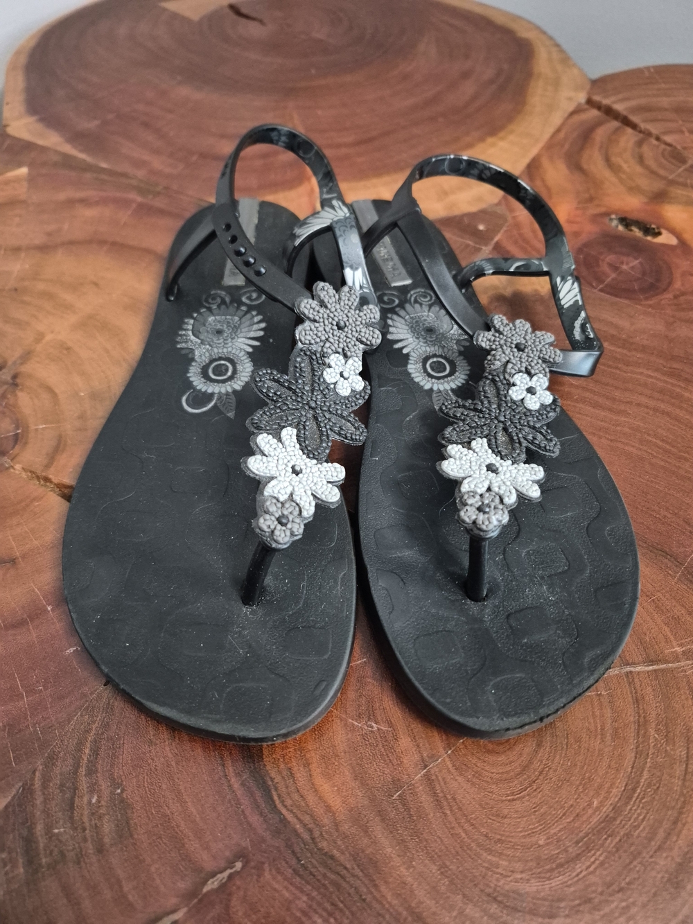 Ipanema Ritmos Black Floral T-Strap Thong Sandals - 39EU/8-8.5US